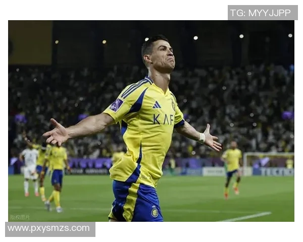 球迷疯狂一幕欧冠赛场上演抢夺C罗球衣的离奇事件